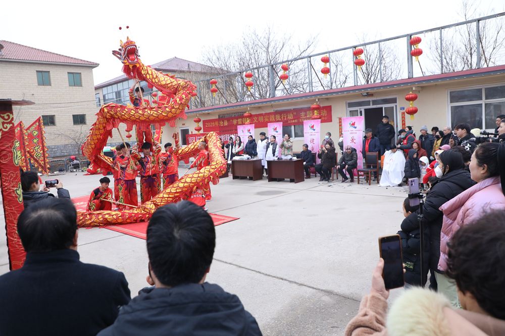 3月4日，文藝工作者為村民表演節目。劉金忠攝