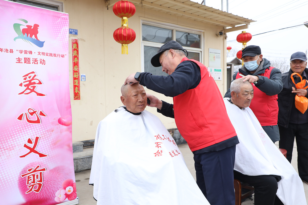 3月4日，志願者在為村民義務理發。劉金忠攝