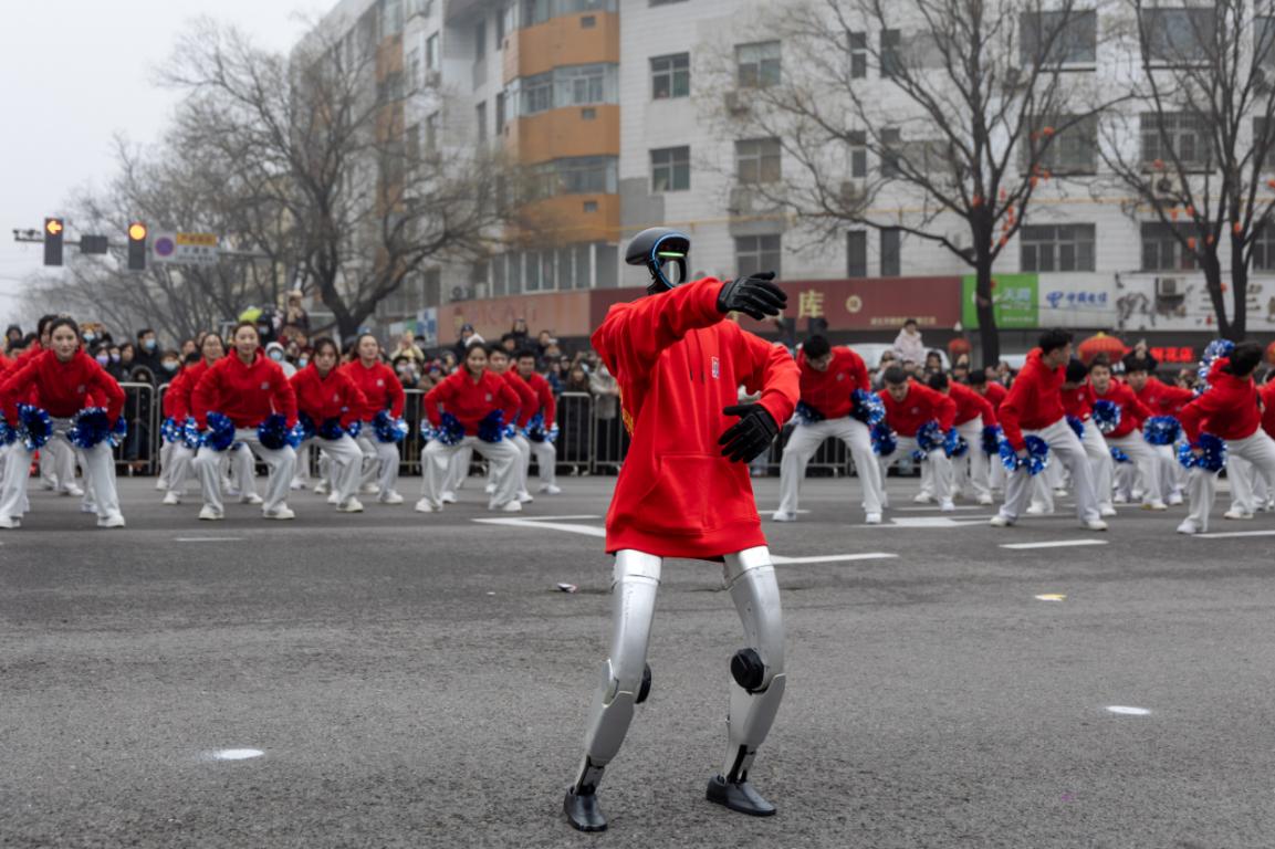 武安市元宵节民俗文化巡演现场机器人在跳舞。李树锋摄