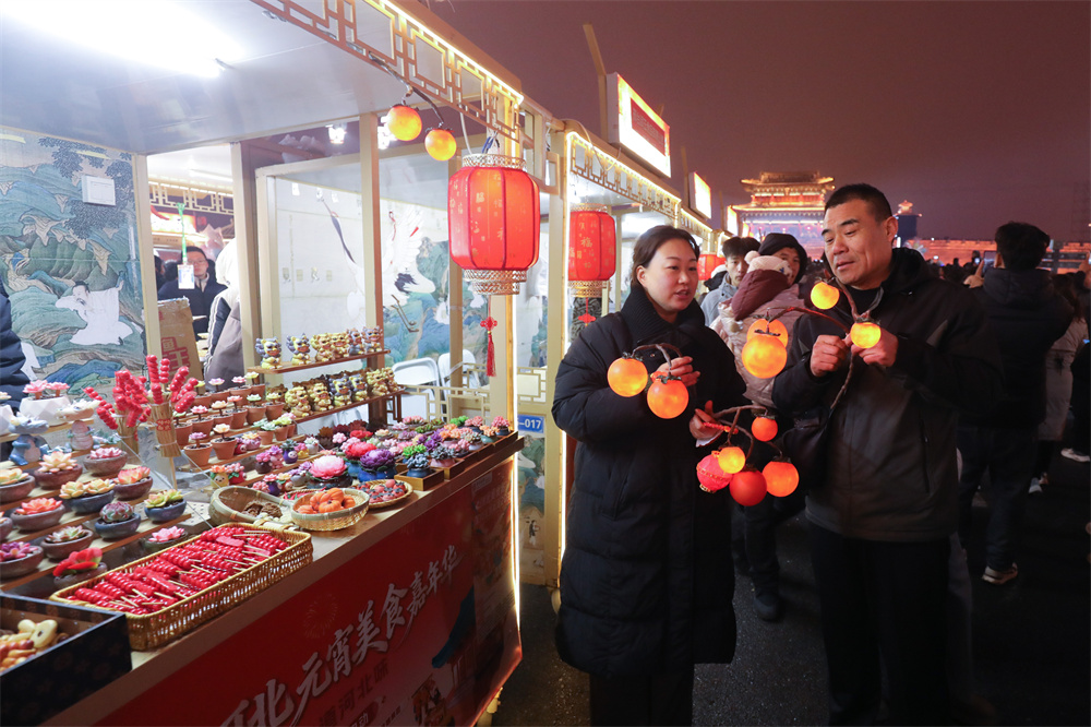 市民正在选购商品。薛志鹏摄