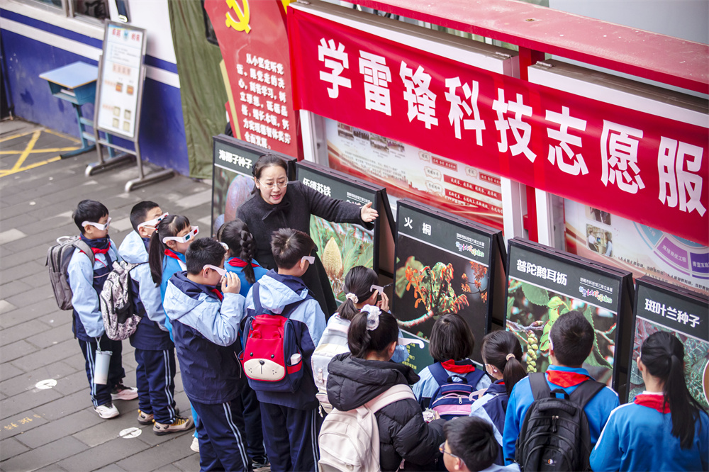 3月5日，河北省邯郸市复兴区岭南小学，老师在三维立体展板前为同学们讲解科普知识。聂长青摄