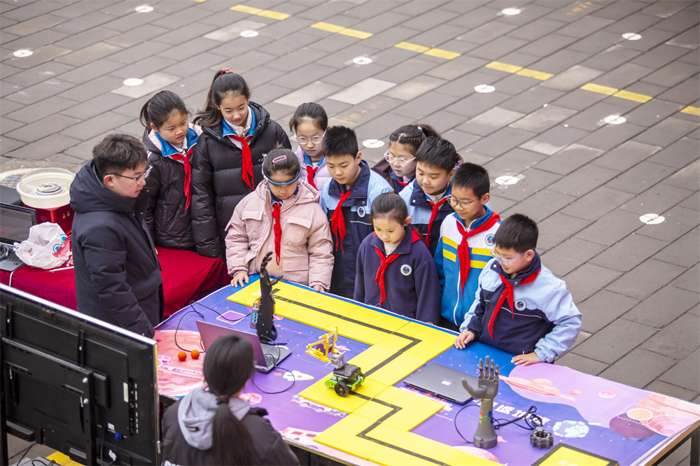 3月5日,河北省邯郸市复兴区岭南小学,同学们团结协作,完成脑机交互 “火星救援” 项目。聂长青摄