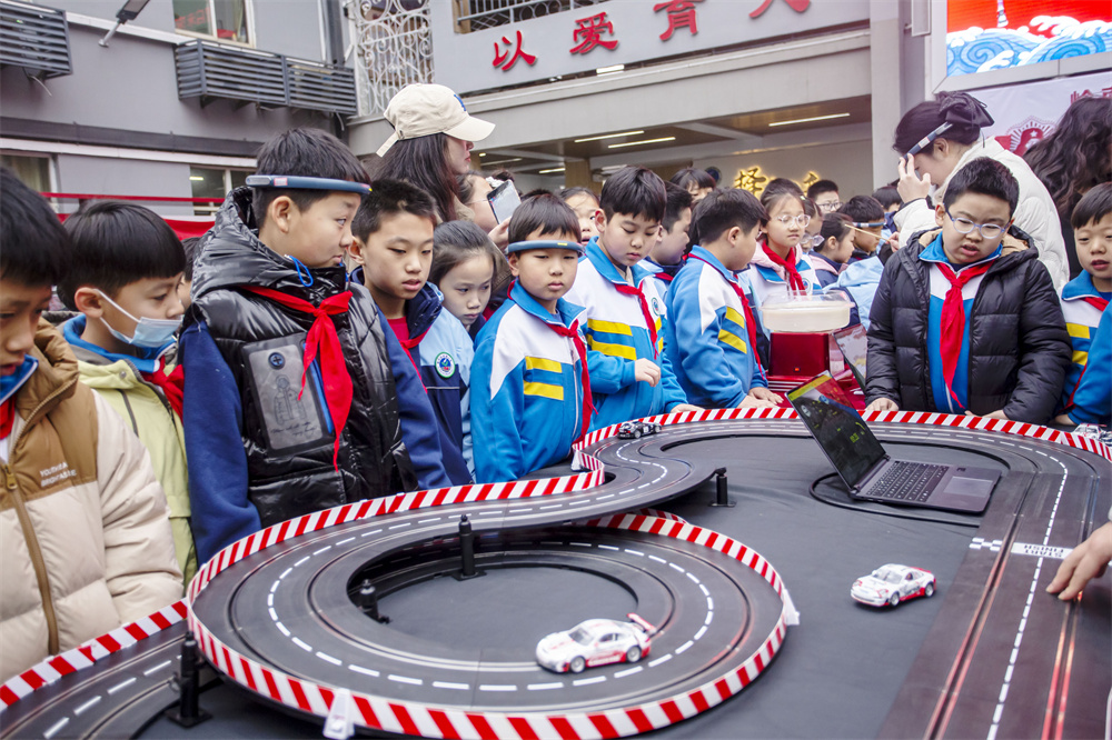 3月5日,河北省邯郸市复兴区岭南小学,同学们在脑控赛车,以专注力驱动车速。聂长青摄
