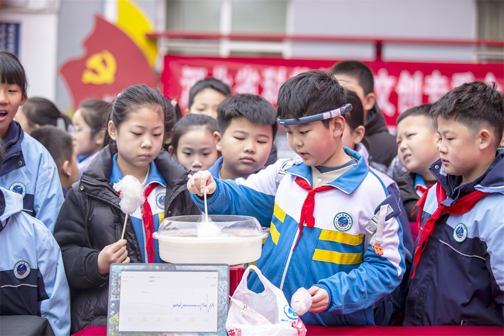 3月5日,河北省邯郸市复兴区岭南小学,同学们通过脑波控制棉花糖制作过程。聂长青摄