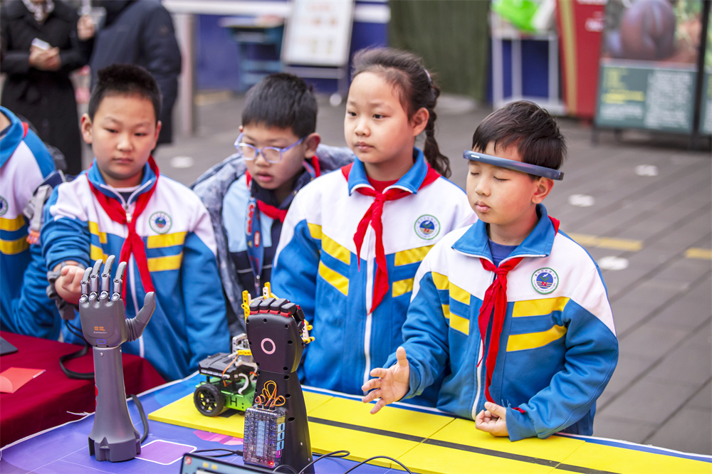 3月5日，河北省邯郸市复兴区岭南小学，同学们通过脑波控制机械手张合。聂长青摄