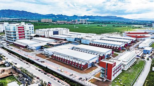 2025年7月6日，無人機航拍的位於懷來縣東花園鎮的秦淮數據產業園。（本報資料片） 本報記者 耿輝攝