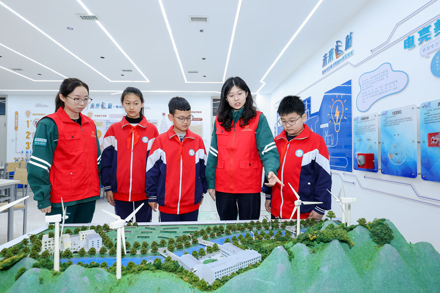 國網平山供電公司員工在“未來E站”校園科技實驗室向學生們講解電力知識。劉澤灝攝