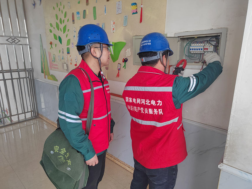 國網趙縣供電公司工作人員細致檢查東門小學用電設備。高雲峰攝