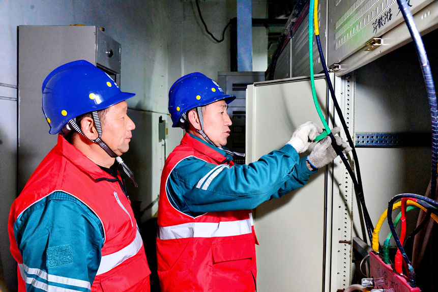 國網行唐縣供電公司工作人員到行唐一中配電室開展線路檢查。董少波攝