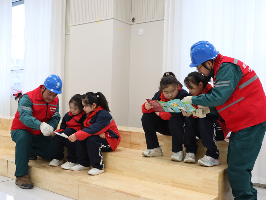國網無極縣供電公司工作人員向開放路小學學校師生講解安全用電知識。仝雲濤攝