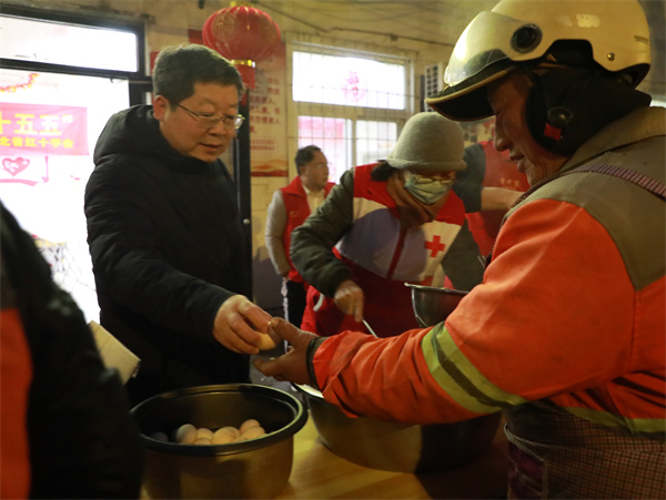 河北省红十字会领导与红十字志愿者一同为环卫工人送上暖心早餐。侯伟豪摄