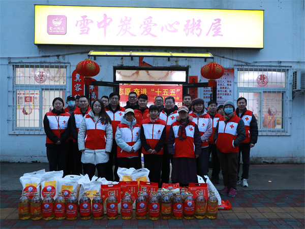 为爱心粥屋送上米、面、油等物资。侯伟豪摄