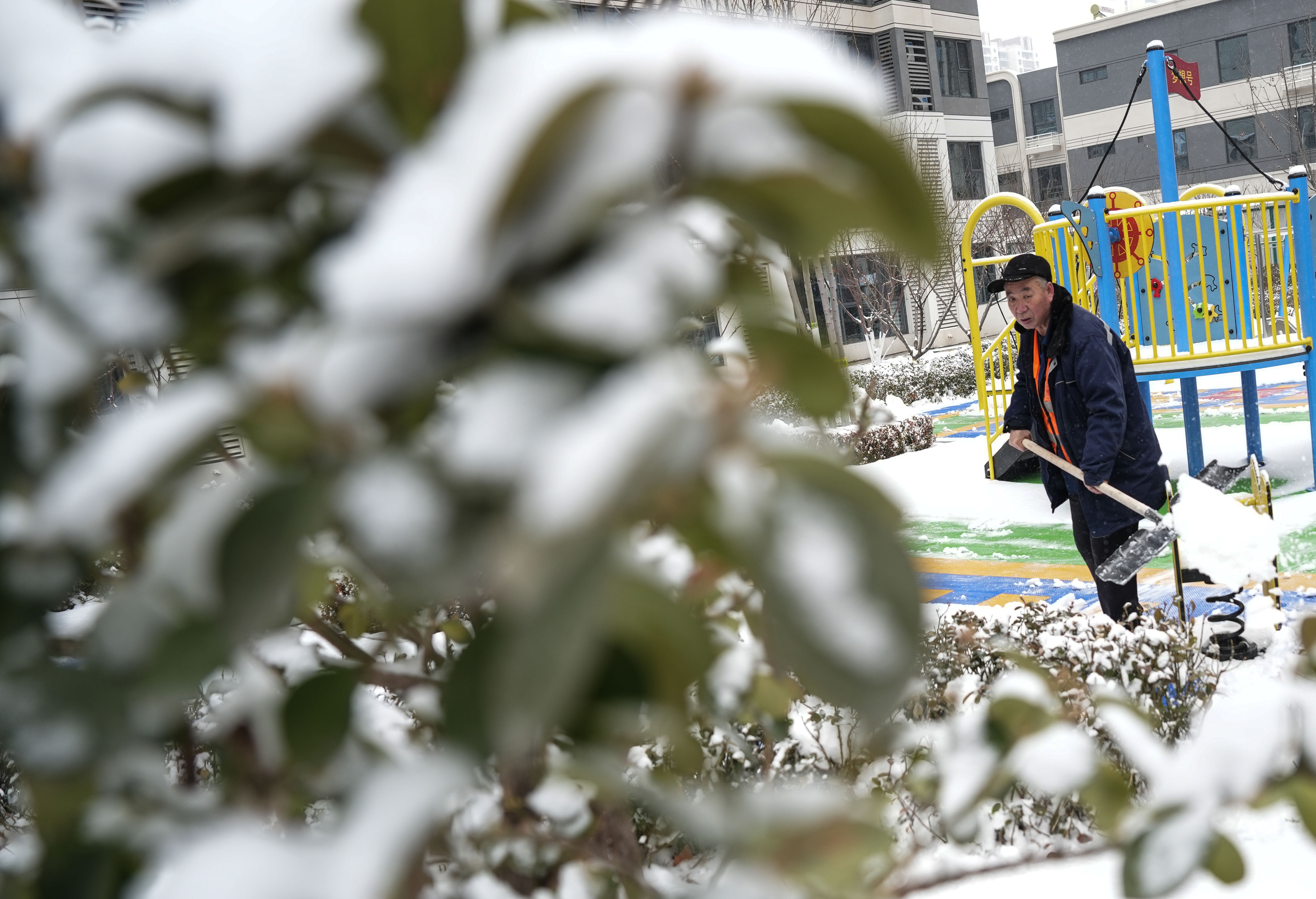 工作人员在清扫积雪。陈儒摄