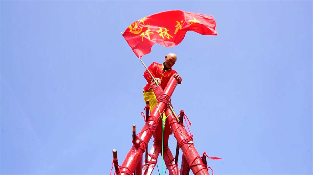 老藝人在涉縣赤水灣古鎮廣場表演上刀山。康金攝