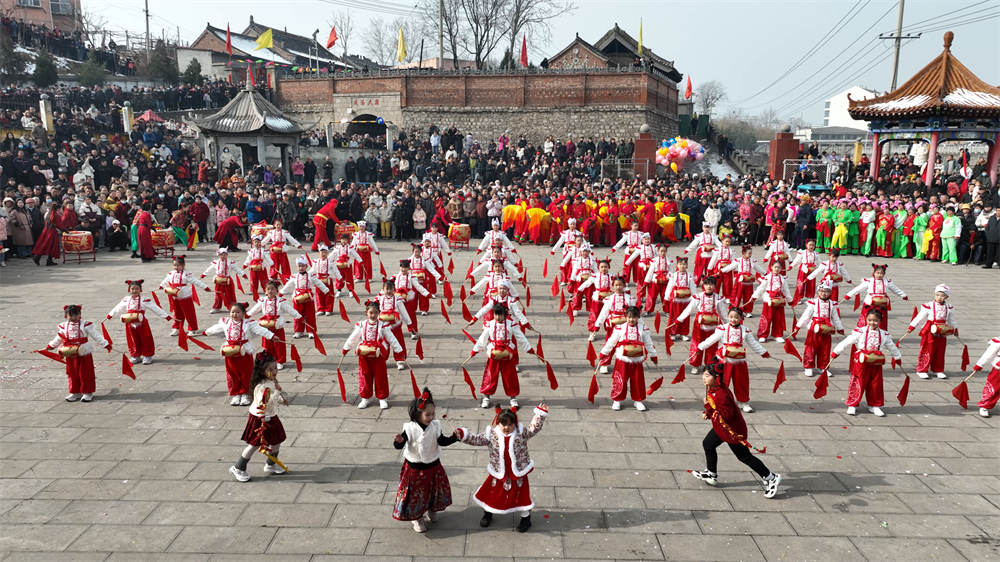 涉縣井店鎮井店村腰鼓表演。楊凱攝