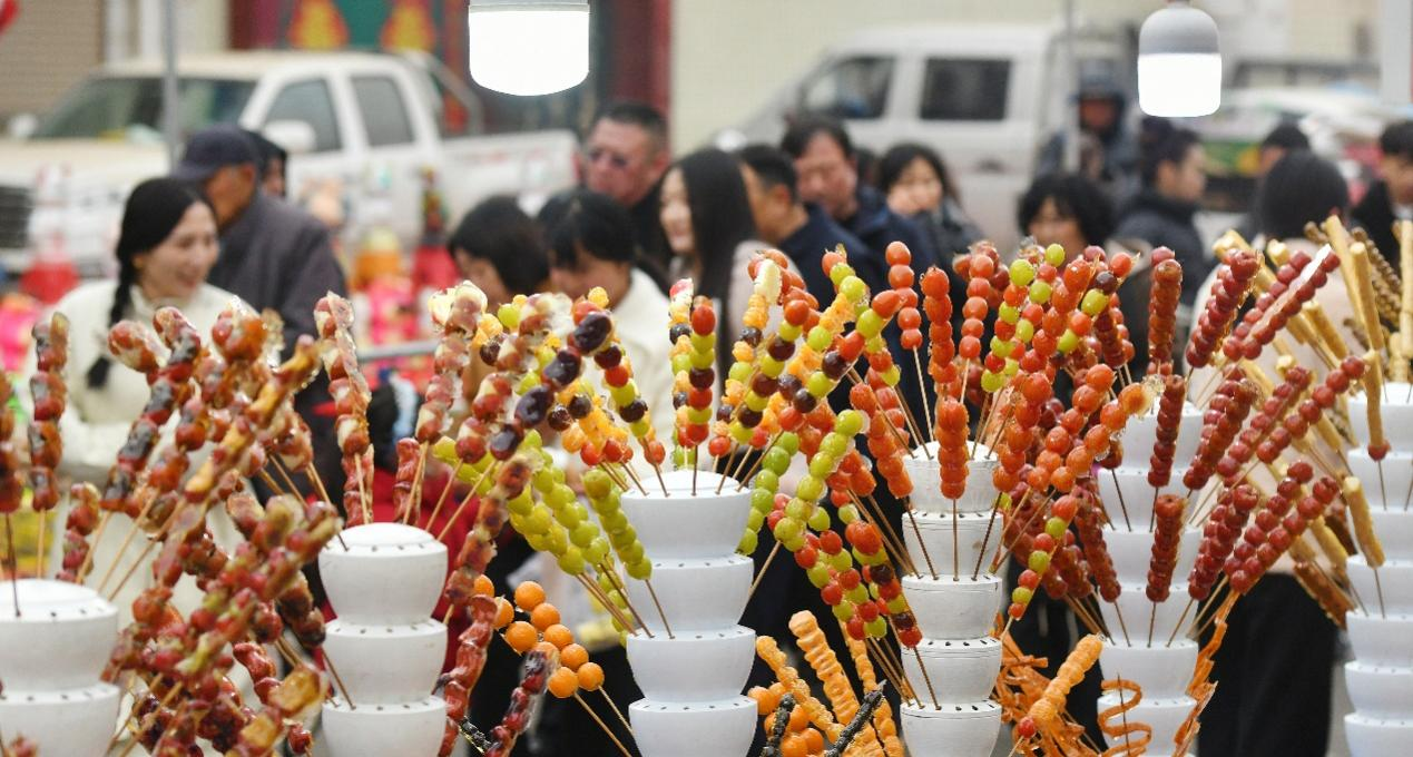 3月1日，游客在任丘市吕公堡镇后李花村“糖墩会”上游览。苑立伟摄3月1日，游客在任丘市吕公堡镇后李花村“糖墩会”上游览。苑立伟摄