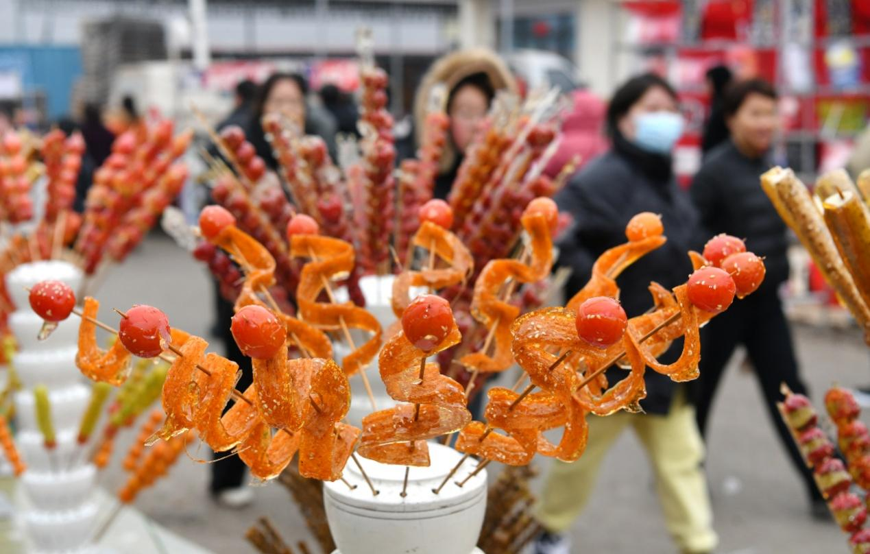 3月1日，游客在任丘市吕公堡镇后李花村“糖墩会”上游览。苑立伟摄