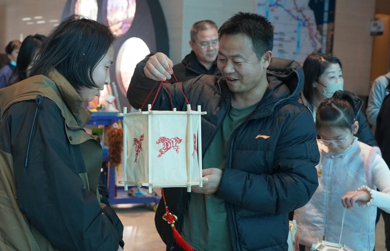 参加活动的游客在猜灯谜。刘然摄