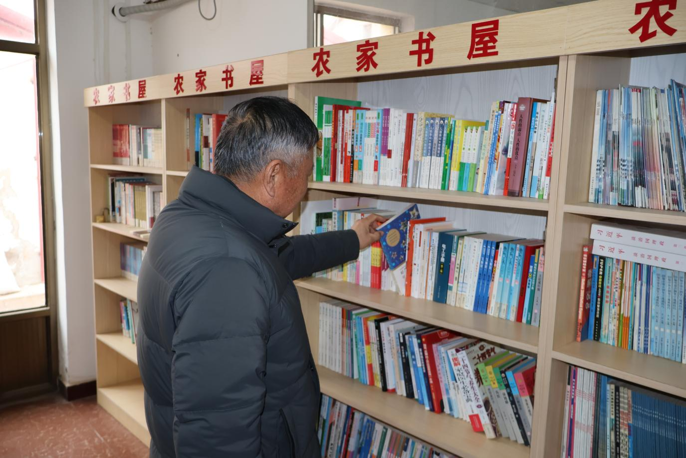 群众挑选图书。莫赛城摄