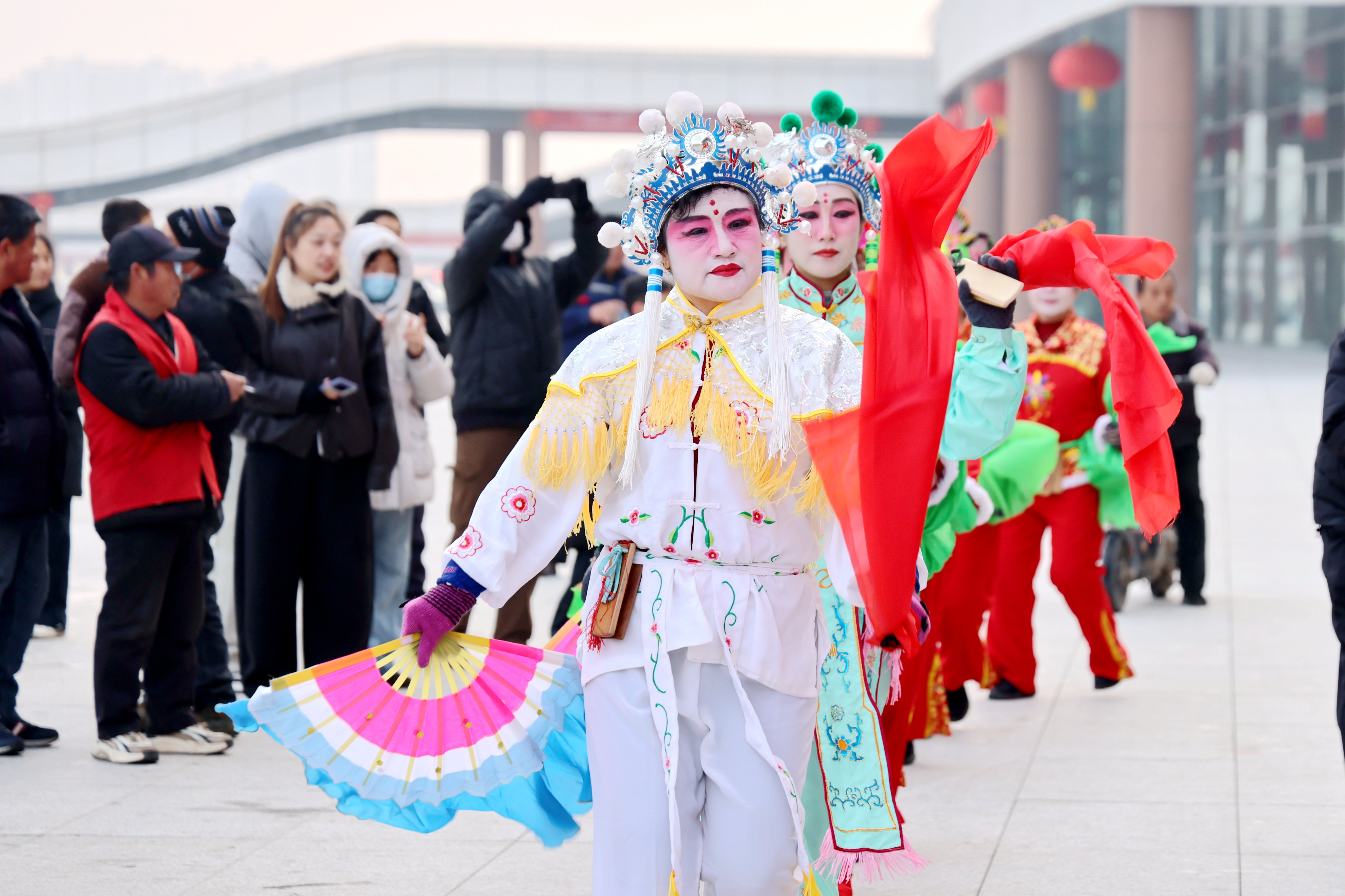 民俗表演推灯吸引游客拍照留念。王杰摄