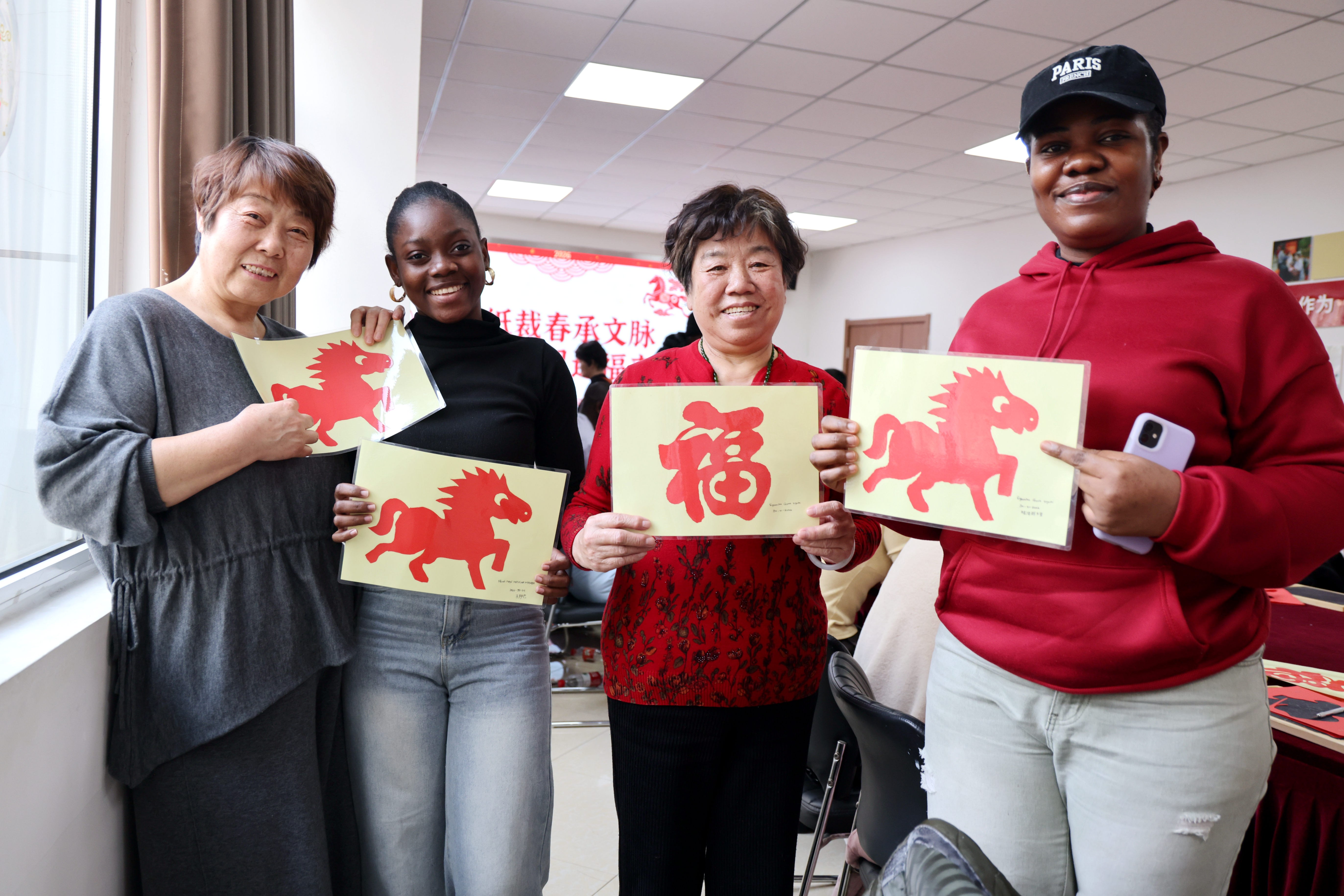 社区居民与留学生拍照留念。王杰摄