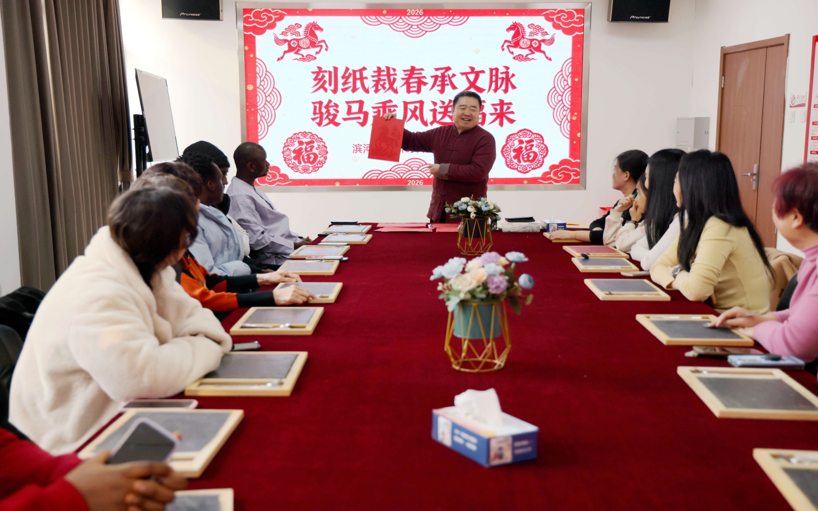 滄州運河區：巧手學刻紙 中外鄰裡情意濃