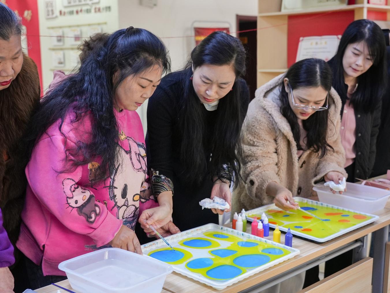 大家在老师的指导下制作丝巾。刘凤清摄
