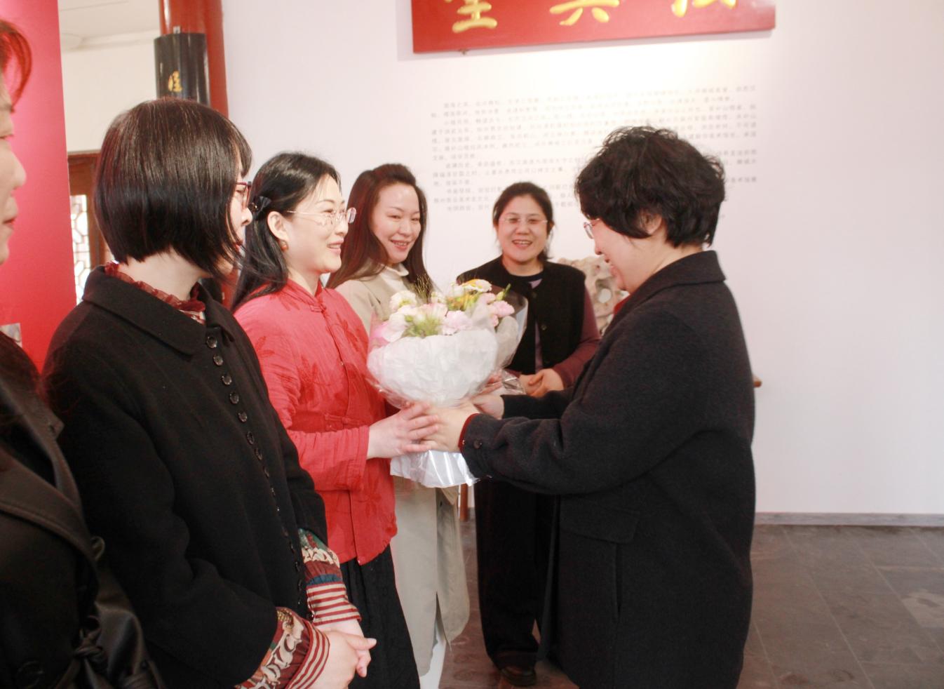 在沧州新华美术馆，妇女代表为五位优秀女书画家送花。张子衡摄