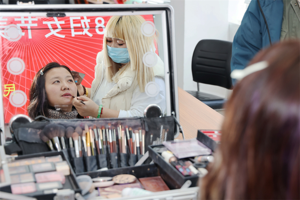 彩妆师进行护肤化妆授课。杨洋摄