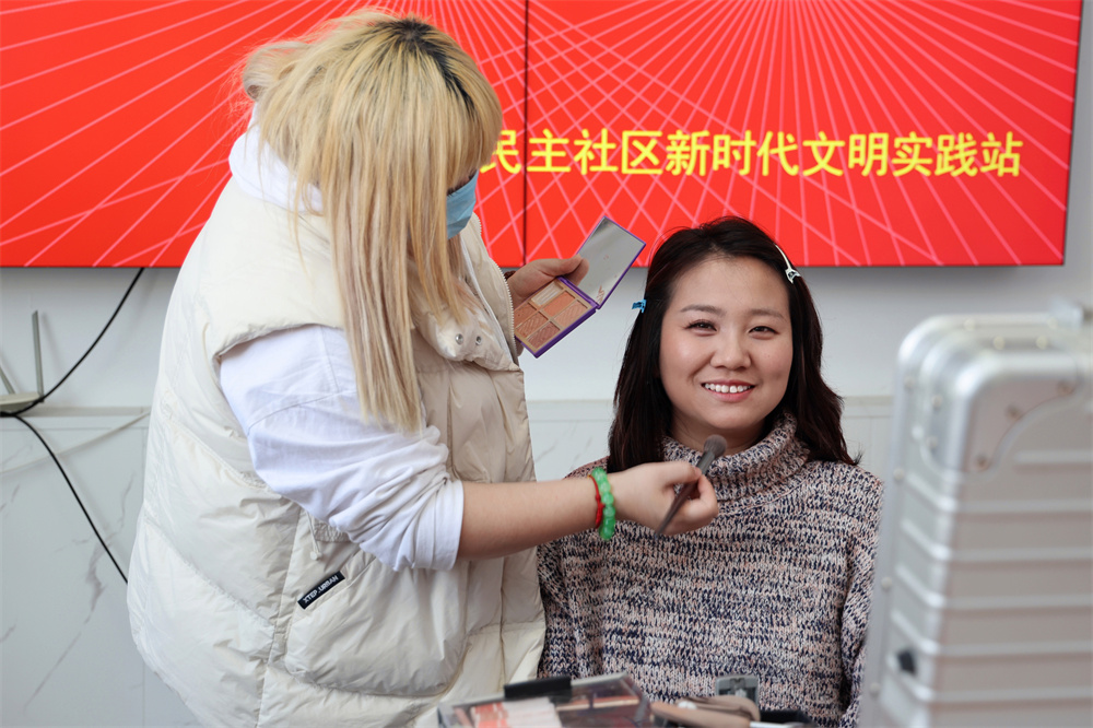 体验者开心见证妆容变化。杨洋摄