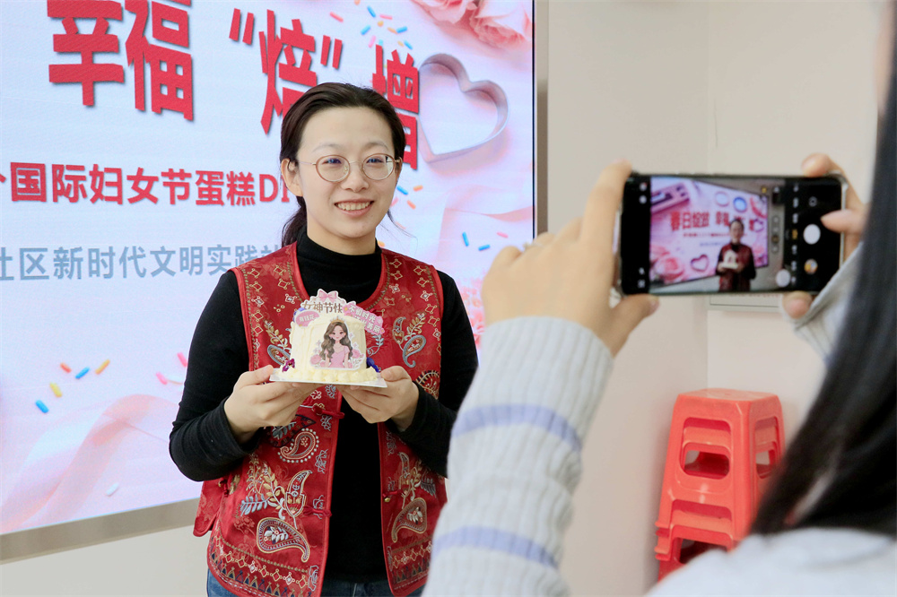 居民做好蛋糕拍照留念。王杰摄