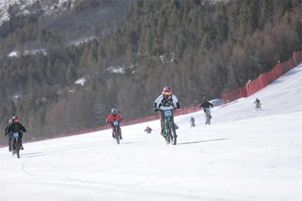 第三届“白雪骑士”雪地速降赛活动现场。富龙滑雪场供图