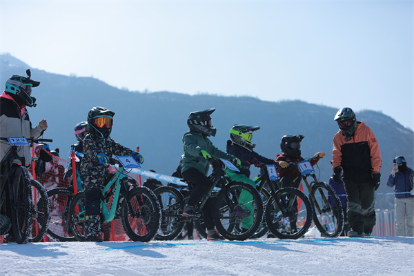 第三届“白雪骑士”雪地速降赛活动现场。富龙滑雪场供图
