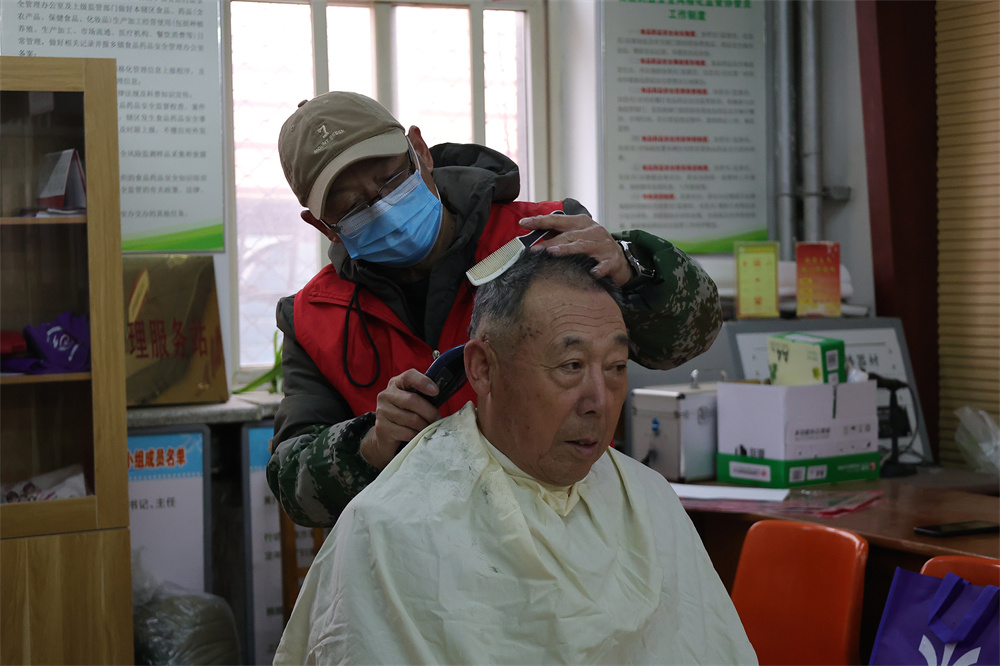 专业理发志愿者为居民提供就近服务。吴潇摄