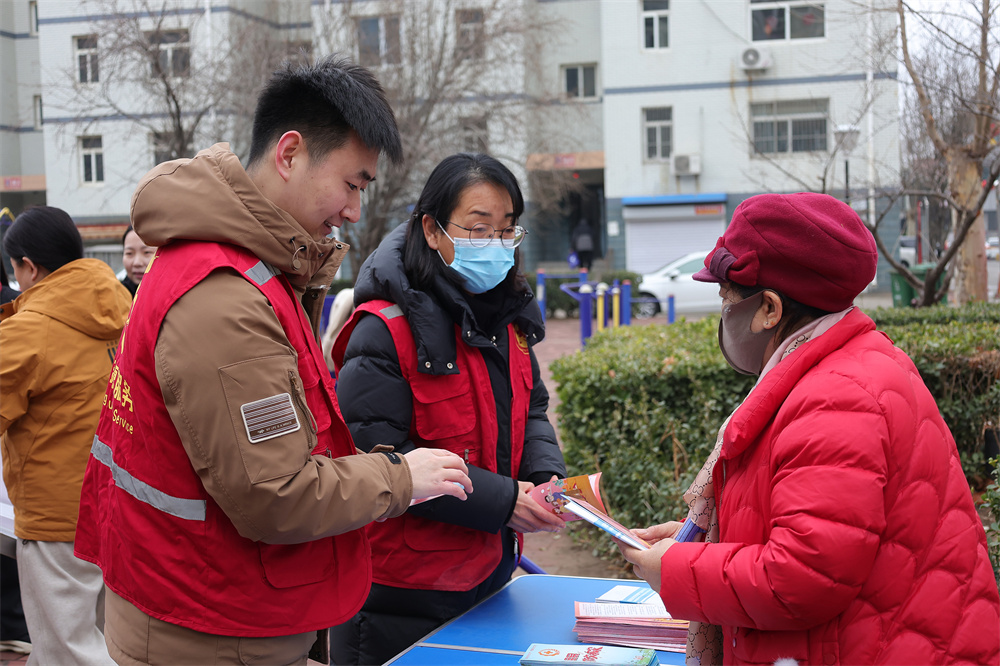 志愿者为居民答疑解惑。吴潇摄