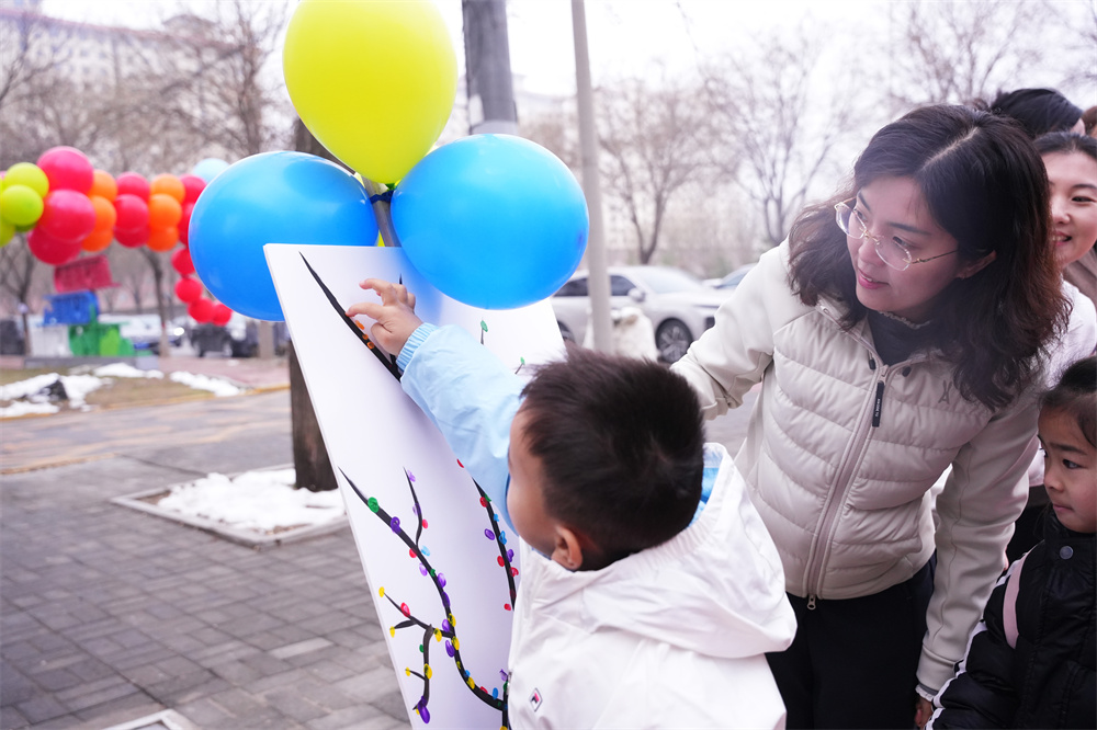 在河北省隆尧县县直幼儿园,学生们和老师一起“点春启智”。郭泽鑫摄