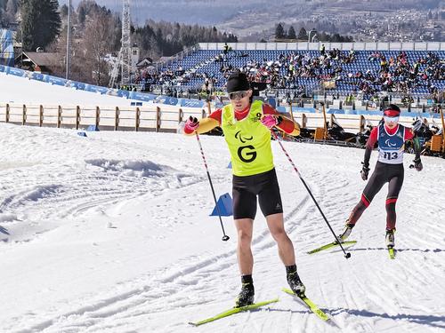 北京時間3月7日，我省運動員王躍（右）和領滑員陳國銘在比賽中。 河北省殘聯供圖