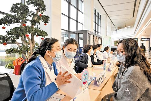 3月4日上午，河北醫科大學第一醫院健康管理中心在門診大廳舉行多學科聯合義診活動。本報記者 史晟全攝