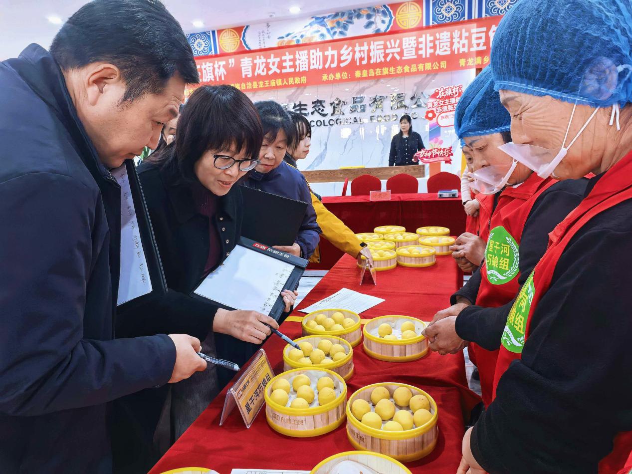 黏豆包制作大赛现场。牛欢摄