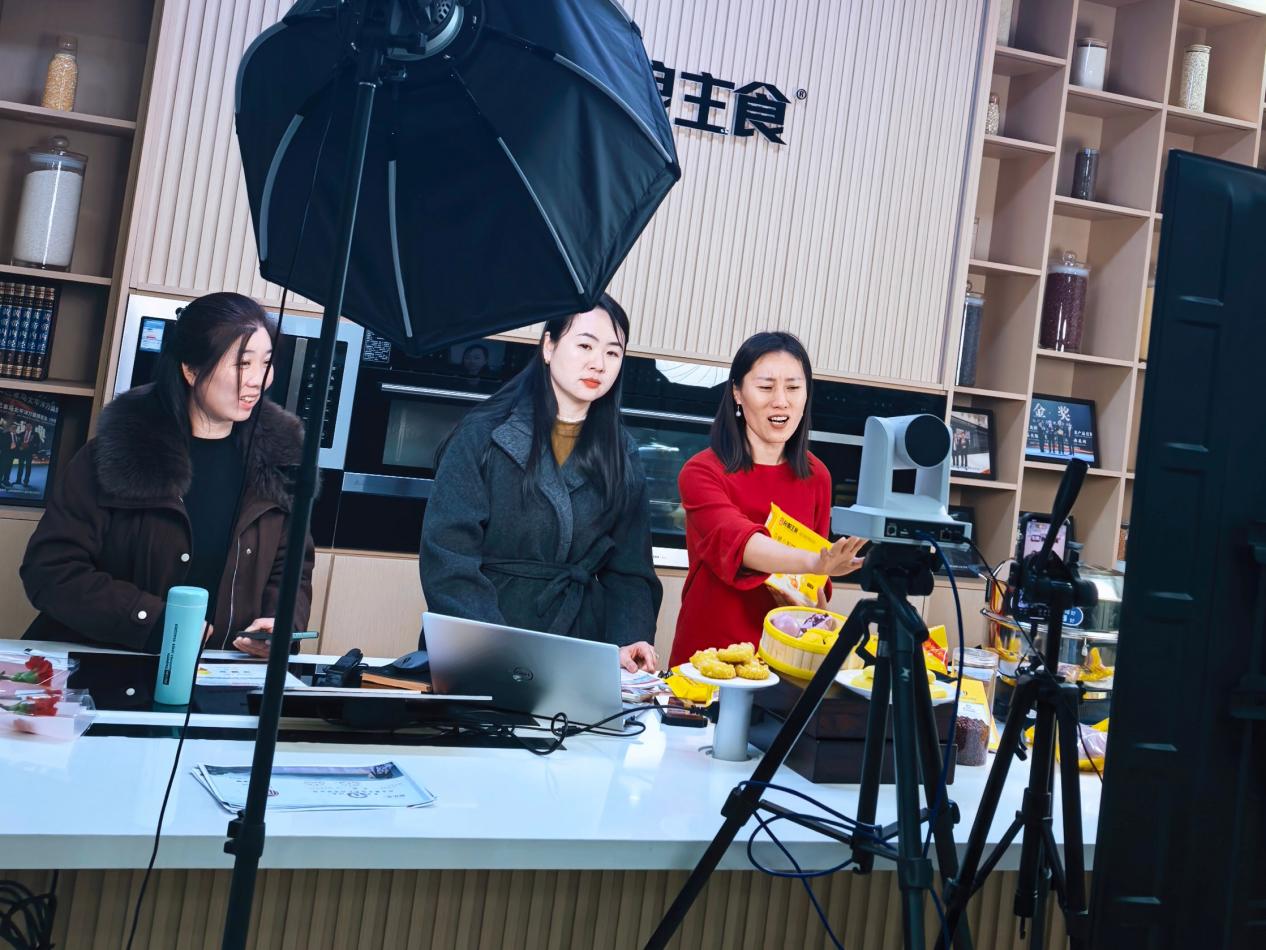 女主播线上推介特色产品。牛欢摄