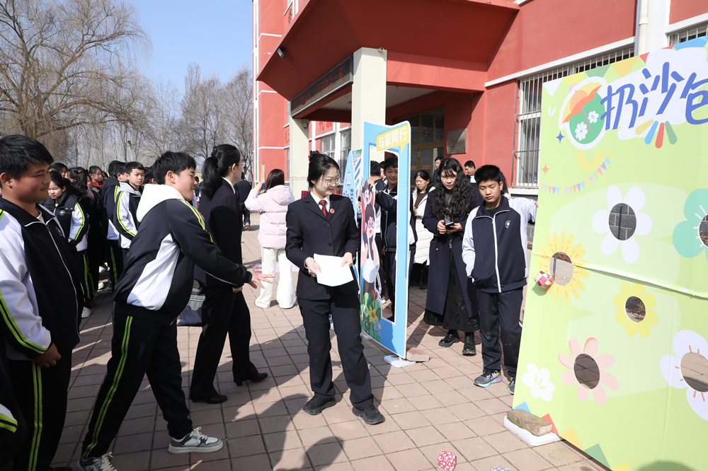 3月9日，大褚村乡回族中学学生在参与丢沙包答题普法活动。刘金忠摄