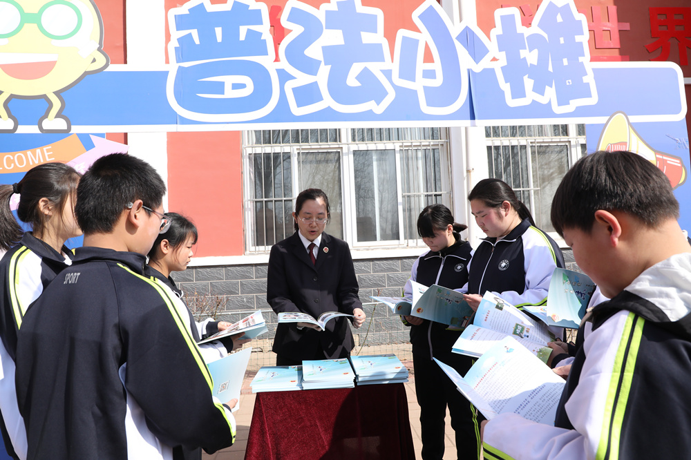 3月9日，检察官在大褚村乡回族中学为学生讲解法律常识。刘金忠摄