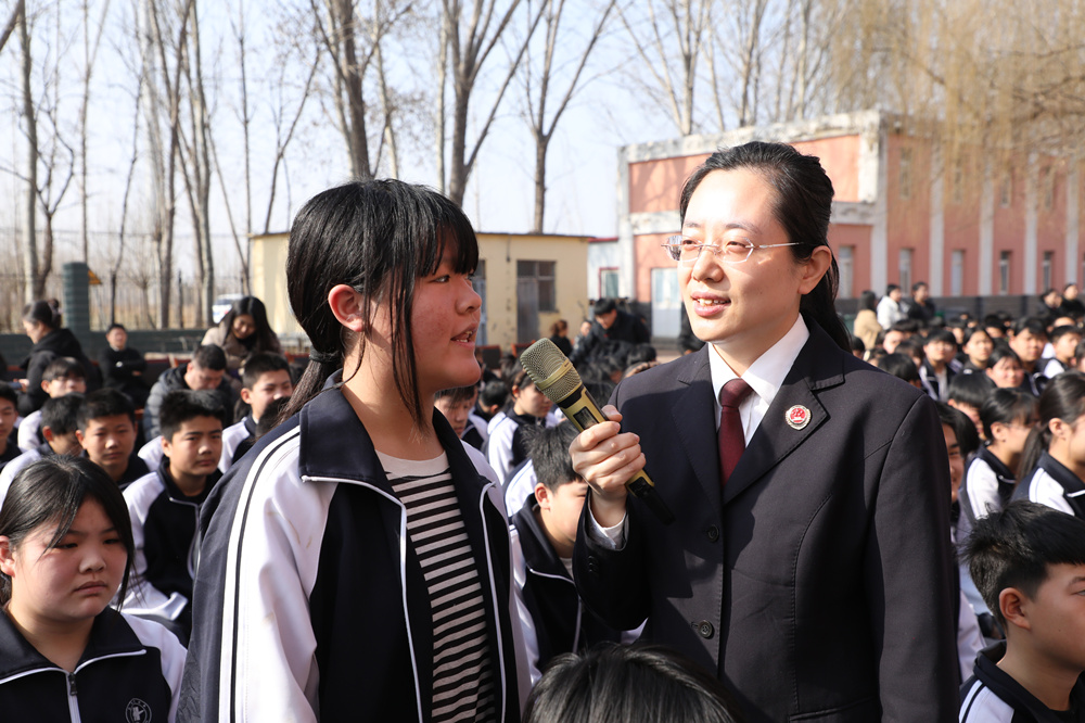 3月9日，检察官在普法课上与学生互动。刘金忠摄