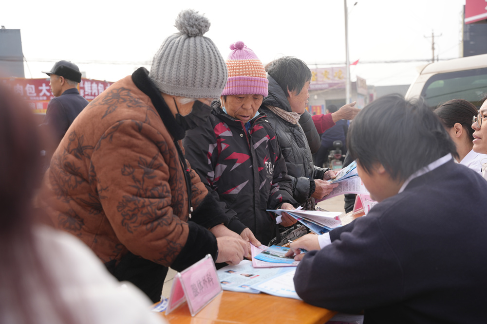 医务人员正在给村民问诊。王雪摄