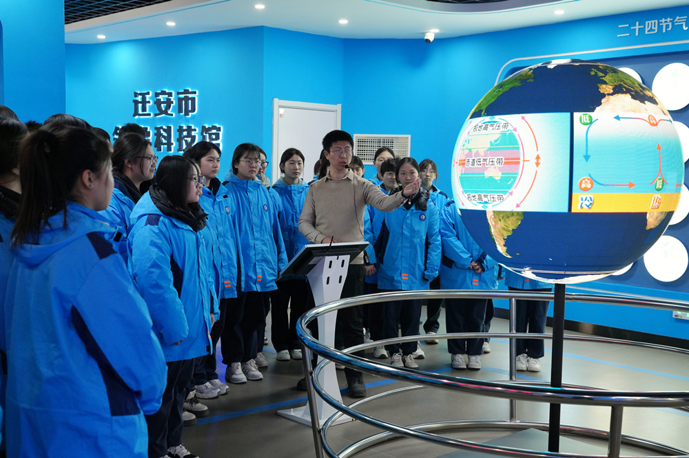 3月10日,迁安市第三中学地理老师正在该市气象局科技馆为同学们讲授气象知识。张泽慧摄