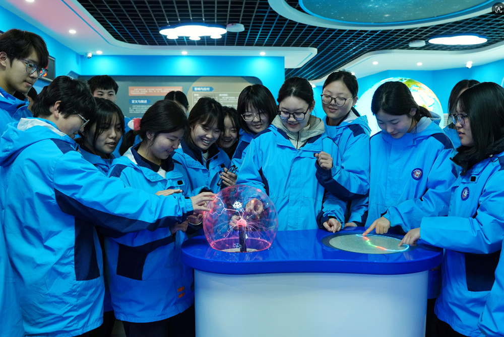 3月10日,迁安市第三中学学生们正在该市气象局科技馆体验辉光球,感受类闪电高频电场。张泽慧摄