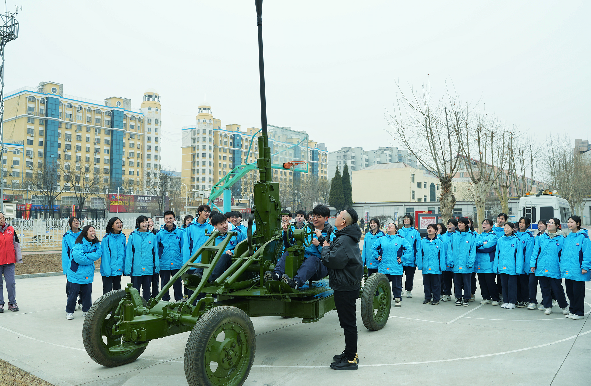 3月10日,迁安市科技馆工作人员正在带领同学们了解人工增雨作业知识。张泽慧摄
