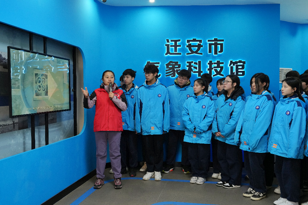 3月10日,迁安市气象局志愿者正在为该市第三中学同学们讲解气象侦测历史沿革。张泽慧摄