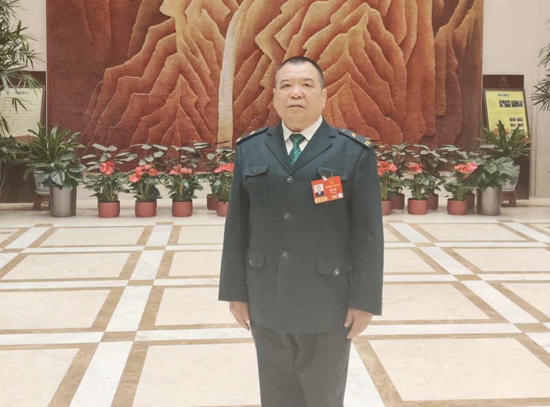 全国人大代表、中国邮政集团有限公司邢台市分公司城区寄递事业部乡邮员郭红岗。受访者供图