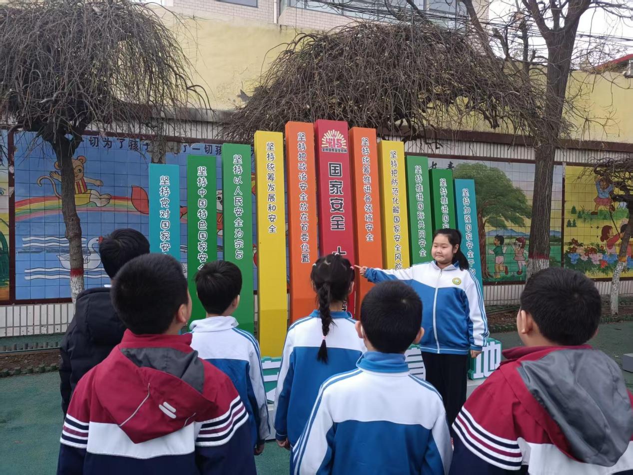 武安市富強小學“小小宣講員”給同學講解國家安全知識。孟陽攝